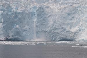 Ice fall on glacier into ocean